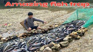 How to catch fish in the stream, the boy used a net to block the stream and caught many big fish.