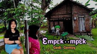 Jualan dalam hutan lindung pinggir kali Warung Mbak Ayu dan Mbak Yati.