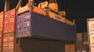 Container laden und laschen auf einem Frachter