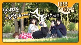 [PRANK CAMERA in KOREA] Read a book naturally after falling