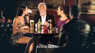 Dos Equis: El Hombre Más Interesante del Mundo haciendo Origami