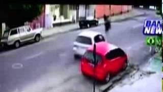 Brasile, investita da un'auto ha solo lievi ferite - car accident video