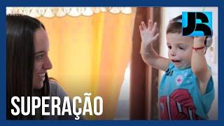 Bebê que nasceu com surdez profunda ouve pela primeira vez aos 2 anos e emociona família