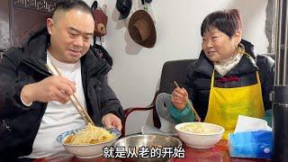 在农村老家的日子里，不光有爸妈的陪伴，还有小时候的美味