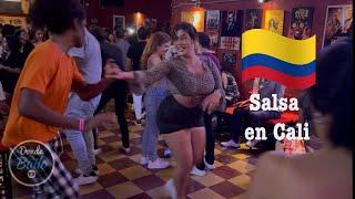 Colombianos Bailando Salsa en Cali | Bar La Topa Tolondra 2023