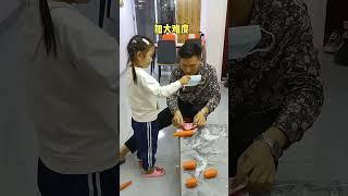 女儿砍萝卜赢钱！转头给爸爸换成木棍！坑爹呀！ #funny #cute #baby #cutebaby #搞笑