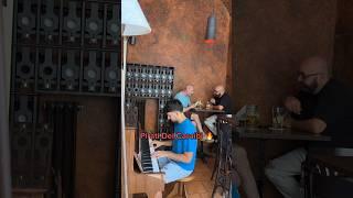 Mi fingo un pianista principiante in un pub #prank #piano #divertente #scherzo #pianista