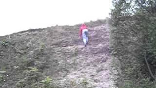 Oberheldrungen - Fabi klettert einen Felsen hoch.AVI