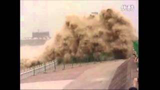 Giant wave destroys shoreline in China