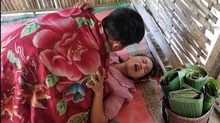 Living in the forest, the girl and her boyfriend went to collect banana leaves to sell