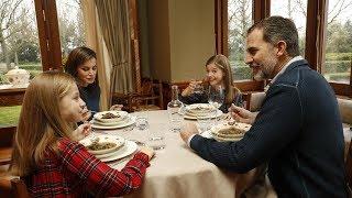 Los Reyes FELIPE VI y LETIZIA desde dentro: el vídeo inédito de SU DÍA A DÍA con LEONOR y SOFÍA