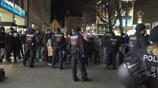 Polizei stoppt Kaufwütige vor dem Feiertag und Spaziergänger in der Kaufingerstrasse in München