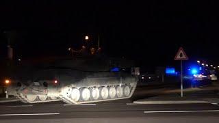 Kampfpanzer donnern durch Mose- Nachtmarsch Leopard 2