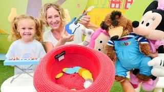 Spielen und Lernen mit Nicole. Nicole und Derin spielen Musikinstrumente. Spielzeug Video für Kinder