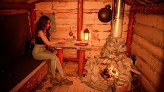 Log cabins saved the girl from the rain. Solo overnight. ASMR