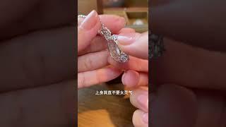 翡翠珠寶：很乾淨的白冰翡翠蛋面吊墜愛了，縱有翡翠萬千，我還是喜歡你的純真。