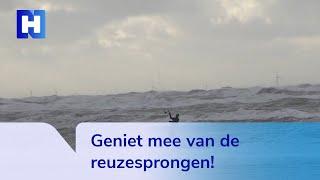 Kitesurfers leven zich met bizarre sprongen uit voor de kust van Wijk aan Zee