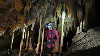 Enger Kriechtunnel führt in geheime Höhle