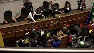 Bolivian lawmakers throw flowers at VP, forcing suspension of Arce’s report  | VOA News