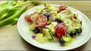 Köstlicher griechischer Salat mit Feta, Oliven, Thunfisch und Gemüse. Gesunder und leckerer Salat!