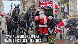 CAUGHT ON CAMERA! Santa Claus Gives PRESENTS To Children at Whitehall, London ️️