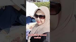 ketika selesai makan gaez,, hpnya bermain 