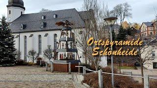 Ortspyramiden im Erzgebirge: Schönheide. Große prächtige Pyaramide.in der Nähe der Kirche zu finden.