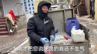 突降大雪，早市摊主很无奈“人又没了”东北底层人靠天吃饭，真难