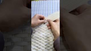 Weaving bags with dry corn leaves: Creates durable, eco-friendly accessories