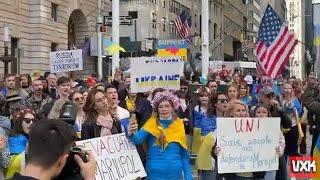 Manhattan, i manifestanti filo-ucraini cantano "Azov! Azov! Azov!" (un battaglione neonazista)