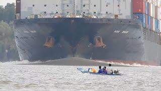 Thrilling Journey! The Motorboat Faces The Contianer In A High-Speed Turn