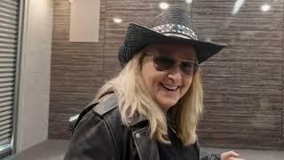 Melissa Etheridge - An Inside Look into Melissa's Tour Hats!