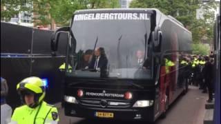 De spelersbus van Feyenoord komt aan bij Woudestein