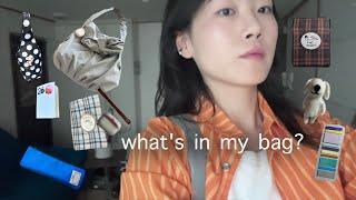 The bag of a 30-year-old book lover. Featuring cute and practical items! What's in my bag