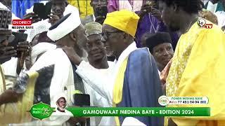 Gamouwatt 2024: Al Khalif Cheikh Mahi Niass remettant le cadeau à son frère Cheikh Macky Niass.