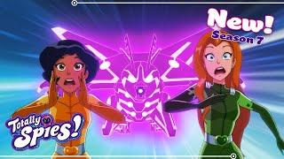 Fighting Digital Bugs! | Totally Spies! Season 7 | Clip