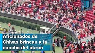  ¡PROBLEMAS EN EL AKRON! Afición de Chivas salta a la cancha tras perder ante Atlas en el Play in