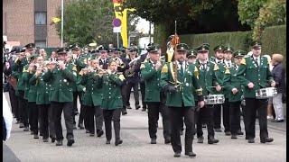 Schützenfest in Elfgen. Grevenbroich-Elfgen 2024 Der Fahnenaufmarsch vor der grossen Königsparade