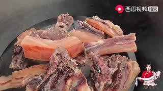 阿斌爸妈不在家，阿斌馋嘴偷腊肉，三四根腊肉一起堆满大铁锅