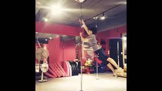 #shorts 폴이 도는 걸까 사람이 도는 걸까???#폴댄스#폴린이#폴댄스입문#폴댄스초보#poledance#운동#운동하는여자#운동하는남자#workout#exercise