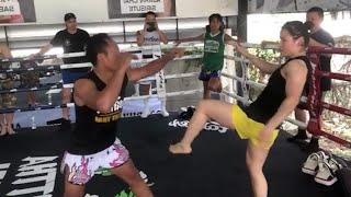 Kung Fu Enters Muay Thai Masters World - Zhang Weili Side Kicks Saenchai
