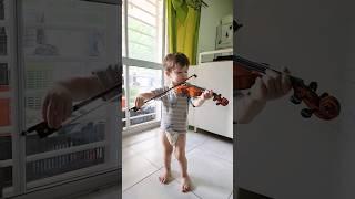 BEBE TOCA EL VIOLIN , esto fue lo que paso, primer día que le regalamos un VIOLÍN a mi hijo #shorts