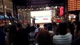 NEW YORK, NEW YORK by baritone DAVID SERERO on TIMES SQUARE for BEST OF FRANCE (2015)