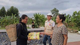 The happy smile of the engineer's mother when she saw the single mother come to visit