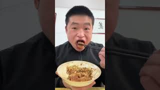 一箪食，一瓢饮，在陋巷，人不堪其忧，回也不改其乐。 养个p 好好吃饭是一种习惯 今天吃什么 这一口简直香迷糊了 猪脚饭