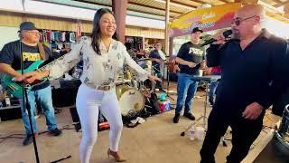 Baile en la pulga de Álamo Texas con Ana Franco