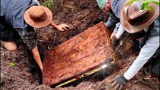 Homem ENCONTRA um GRANDE BAÚ DE TESOURO!!!!!!!