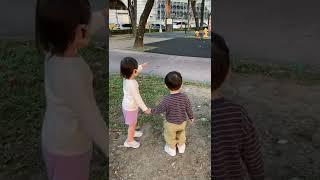 小渣男 牽著姊姊走到小木馬後就把姊姊扔下自己玩木馬了