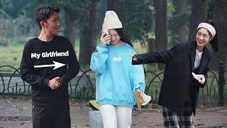 "This Is My Girlfriend!" | Prank 穿印有“我女朋友”字样的衣服走在小姐姐身边，会发生什么呢？