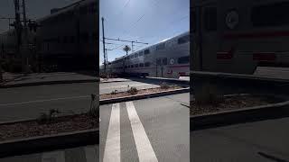 Caltrain Gallery cabcar leaving Burlingame with F40PH-2 CAT 922 trailing.